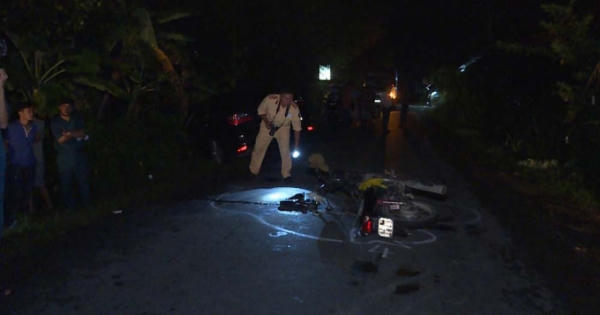 Người đi xe máy bị hất lên... nóc xe Camry