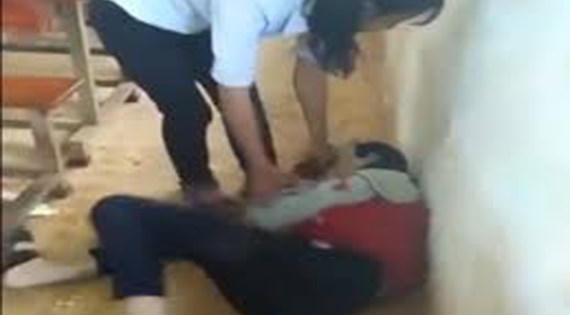 Đánh hội đồng bạn vì ghen tuông: 3 nữ sinh bị lưu ban