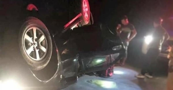 Xe Fortuner lật trên đường “lòi” ra nửa tạ ma túy