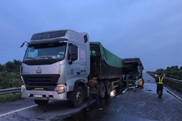 Xe giường nằm húc xe đầu kéo trên cao tốc, nhiều người nhập viện