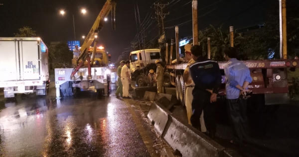 Xe đầu kéo “đại náo” quốc lộ 1, nhiều người thoát chết