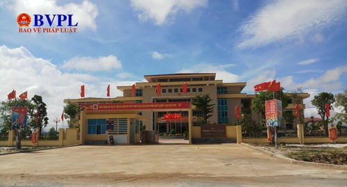 Kiểm điểm Bí thư Huyện ủy bổ nhiệm 36 người họ hàng làm "quan"