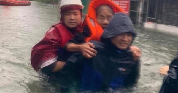 Dầm mình trong nước lũ cõng dân thoát khỏi những ngôi nhà giữa biển nước