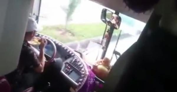 Coi thường tính mạng hành khách, tài xế lái xe với tô mì trên tay Coi thường tính mạng hành khách, tài xế lái xe với tô mì trên tay