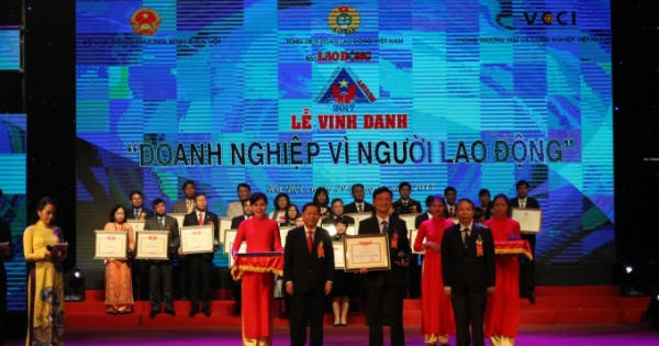 PTC4 được vinh danh trong Lễ trao Bảng xếp hạng “Doanh nghiệp vì người lao động 2017”