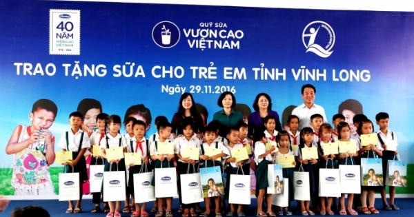 Quỹ sữa Vươn cao Việt Nam và Vinamilk tiếp tục trao tặng gần 130.000 ly sữa cho trẻ em tại Vĩnh Long Quỹ sữa Vươn cao Việt Nam và Vinamilk tiếp tục trao tặng gần 130.000 ly sữa cho trẻ em tại Vĩnh Long