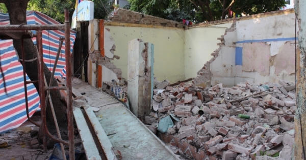 Hà Nội: Sập tường trường mầm non, 2 người thương vong