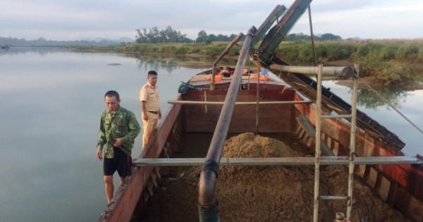 Hà Tĩnh: Cát tặc lợi dụng đêm tối, đang “ăn hàng” thì bị bắt giữ