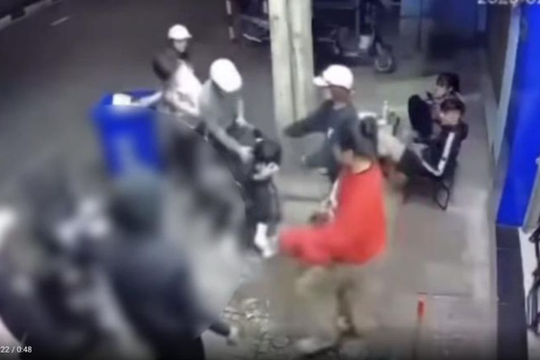 Nam sinh lớp 9 bị bạn học đánh tử vong thương tâm