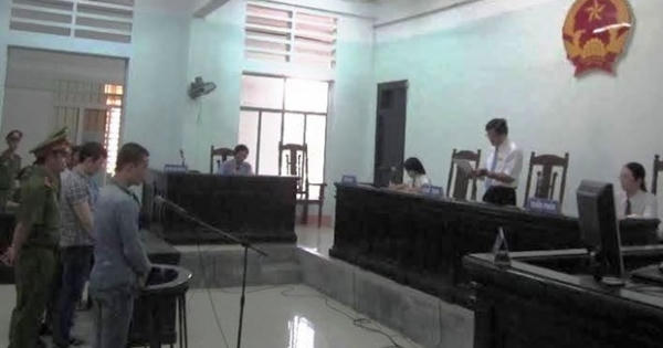 Nhảy sông nộp mạng cho... “hà bá”