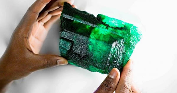 Khai quật viên bích ngọc 'khủng' nặng 1,1kg