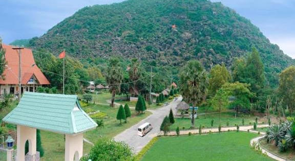 Yêu râu xanh dụ bé gái 7 tuổi ra bờ suối để hiếp dâm