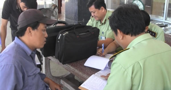 Đồng Nai: Bắt quả tang cửa hàng xăng dầu gian lận