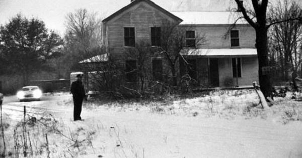 Gã đồ tể điên loạn bắn chết người bán rượu rồi dùng xe trượt tuyết kéo thi thể về nhà