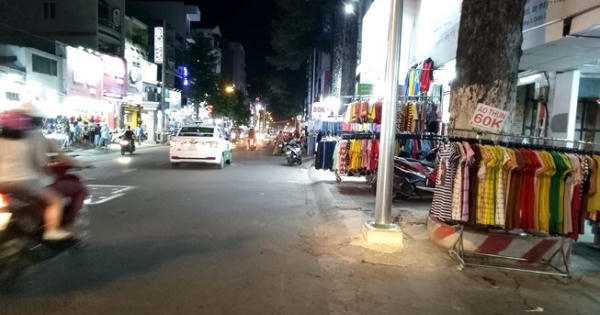 Vỉa hè bát nháo, quận huyện vẫn 'im lặng' Vỉa hè bát nháo, quận huyện vẫn 'im lặng'