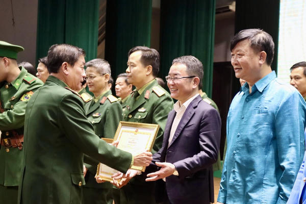 Báo Pháp luật Việt Nam nhận Bằng khen của Bộ Quốc phòng