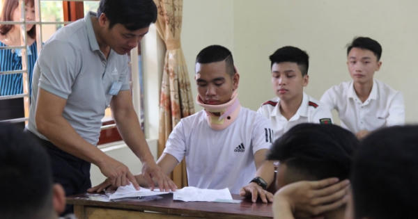Nén đau sau tai nạn, thí sinh mang nẹp cổ làm bài thi