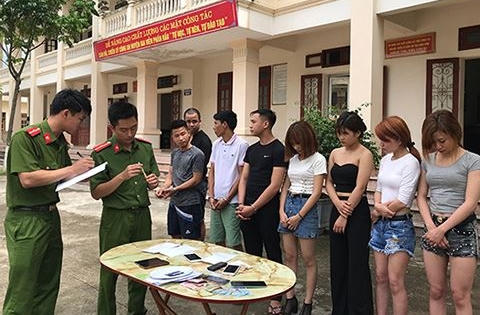 Ninh Bình: Bắt nhóm đối tượng bay lắc ma túy theo kiểu "bầy đàn" Ninh Bình: Bắt nhóm đối tượng bay lắc ma túy theo kiểu "bầy đàn"