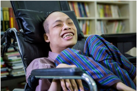 Nghị lực sống phi thường của chàng trai bị bại liệt