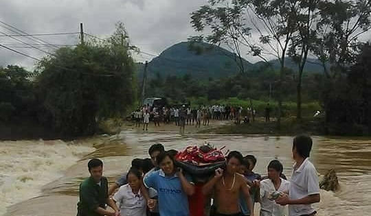 Phú Thọ: Hàng chục người băng rừng, lội suối đưa người phụ nữ đi cấp cứu trong mùa mưa lũ