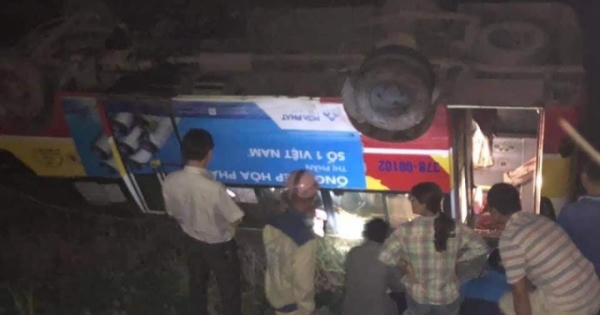 Xe buýt Đông Bắc lật xuống ruộng, nhiều hành khách hoảng loạn cố thoát ra ngoài