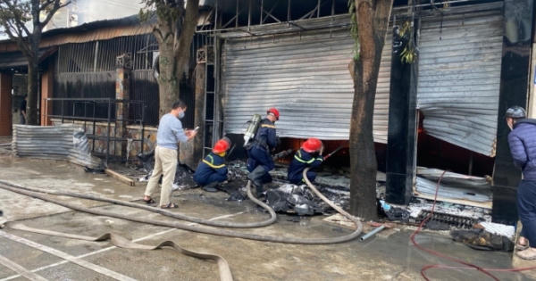 Huy động 4 xe chữa cháy, cứu người mắc kẹt trong vụ hỏa hoạn tại TP Vinh