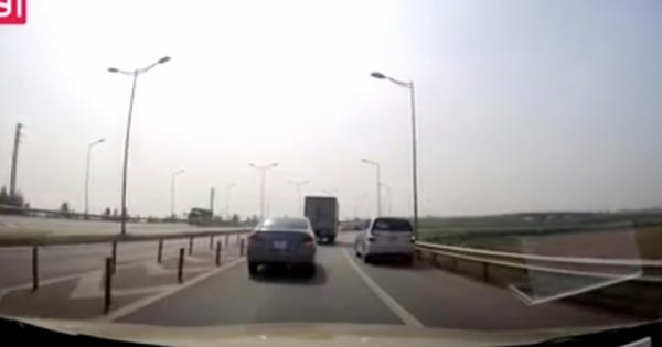 Lại xuất hiện clip xe Innova đi lùi trên cao tốc Hà Nội - Thái Nguyên