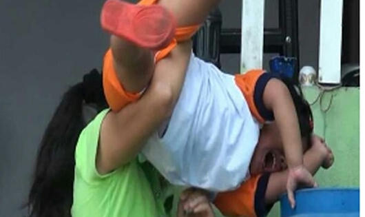 Hình phạt nào cho bảo mẫu hành hạ cháu bé hơn 1 tháng tuổi?