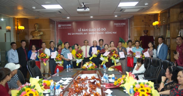 Phúc Khang trao sổ đỏ cho khách hàng dự án Ecosun