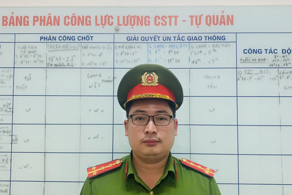 Công an phường Cống Vị nhặt được của rơi tìm người trả lại