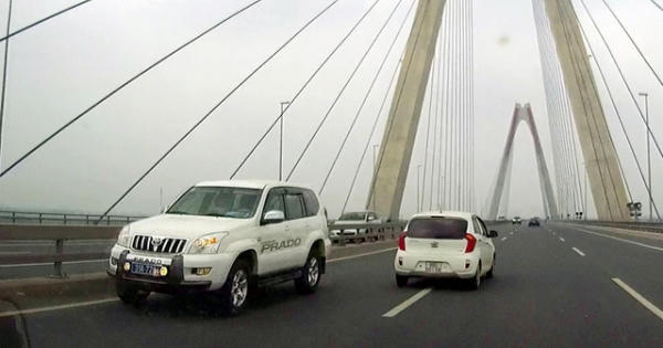 Hà Nội: CSGT khẳng định không cho phép ô tô đi ngược chiều trên cầu Nhật Tân