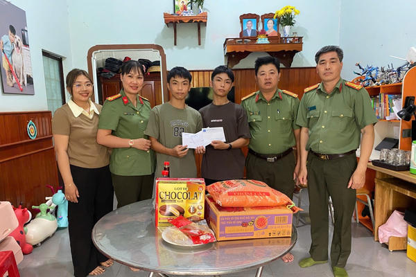 Lan tỏa nghĩa tình từ Chương trình "Mẹ đỡ đầu": Khi sắc phục Công an mang theo hơi ấm mùa xuân