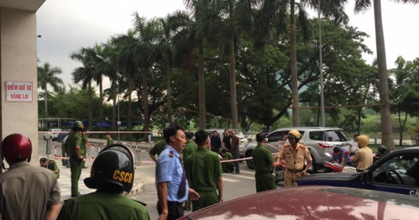 Ghen tuông, nam thanh niên lao vào chung cư đâm chết tình địch và người yêu