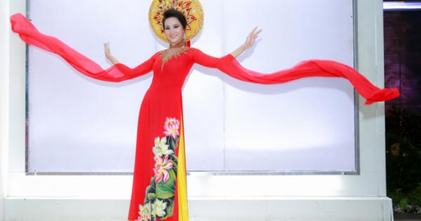 Thần thái và chuyên nghiệp, Á hậu Dương Yến Phi tỏa sáng với vai trò vedette cho NTK Nguyễn Tuấn