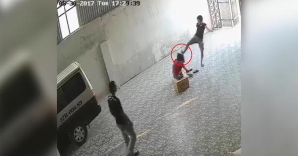 Clip người phụ nữ bị côn đồ đánh ngay tại nhà