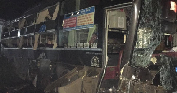 Bình Dương: Phụ xe tử vong sau khi xe khách mất lái lao vào nhà dân