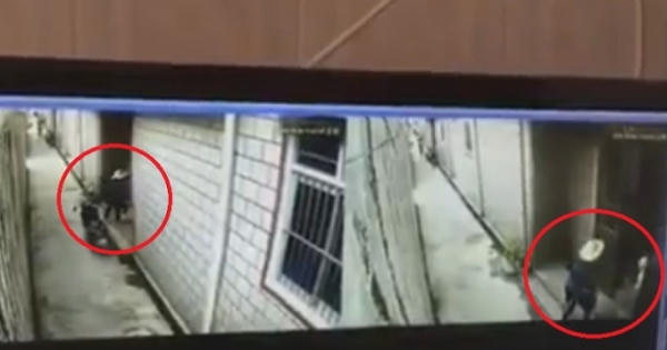 Cảnh báo: Clip người lạ manh động bắt cóc trẻ em ngay trước cửa nhà bất thành