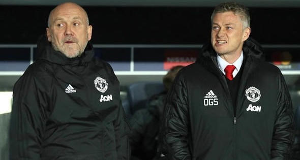 MU mua nửa đội hình, Man City ẵm Premier League