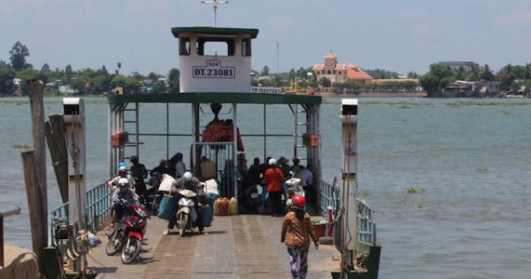 Bàng hoàng chứng kiến cảnh người mẹ ôm con bại não nhảy sông tự vẫn