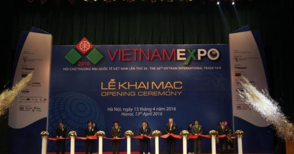 Phó Thủ tướng Vương Đình Huệ tham dự VietnamExpo 2016 Phó Thủ tướng Vương Đình Huệ tham dự VietnamExpo 2016