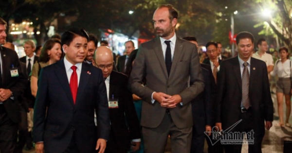 Dạo hồ Gươm, Thủ tướng Pháp bất ngờ nhận bức ký họa chân dung Dạo hồ Gươm, Thủ tướng Pháp bất ngờ nhận bức ký họa chân dung