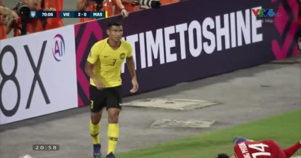 Clip tình huống Công Phượng lĩnh trọn cú thúc cùi chỏ của tuyển thủ Malaysia