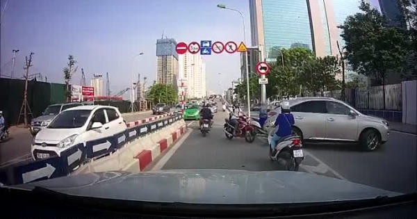 Clip: Thản nhiên quay đầu xe trái phép gây ách tắc, bức xúc