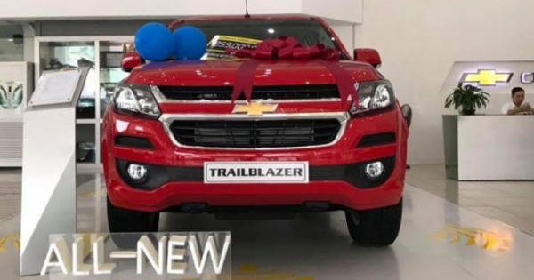 Ô tô lại dồn dập giảm giá sốc, giá hời chưa từng có