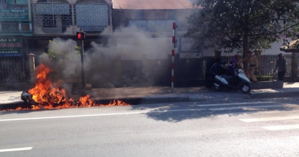 Hà Nam: Nam thanh niên đốt xe máy vì xin CSGT nhưng không được bỏ qua