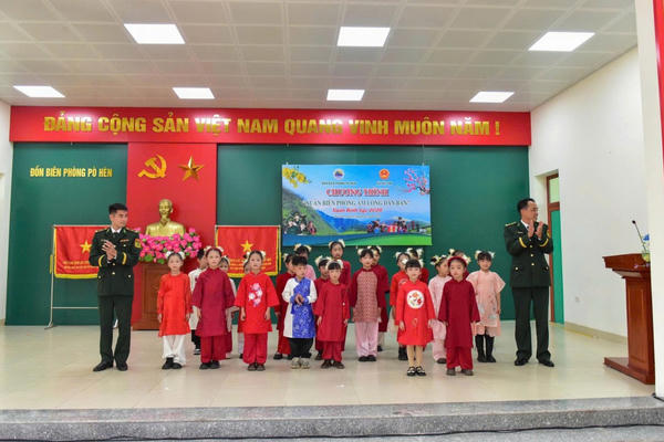 Thắm tình Xuân Biên phòng tại xã vùng biên Quảng Ninh