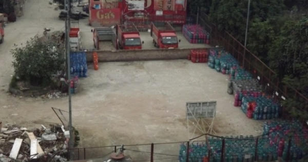 Hà Nội: Sẽ ra sao nếu hàng ngàn bình gas dưới chân cầu Thanh Trì phát nổ?