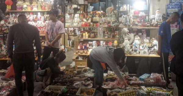 Vui Noel, người Hà Nội 'quên' phòng dịch?
