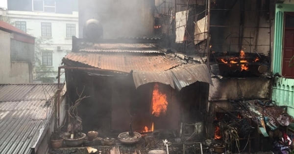 Hà Nội: “Bà hoả” thiêu rụi 4 căn nhà ở đường Trần Khát Chân