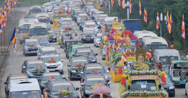 Hàng trăm ô tô và hàng ngàn phật tử tham gia đoàn rước tượng Phật mừng đại lễ Vesak 2019